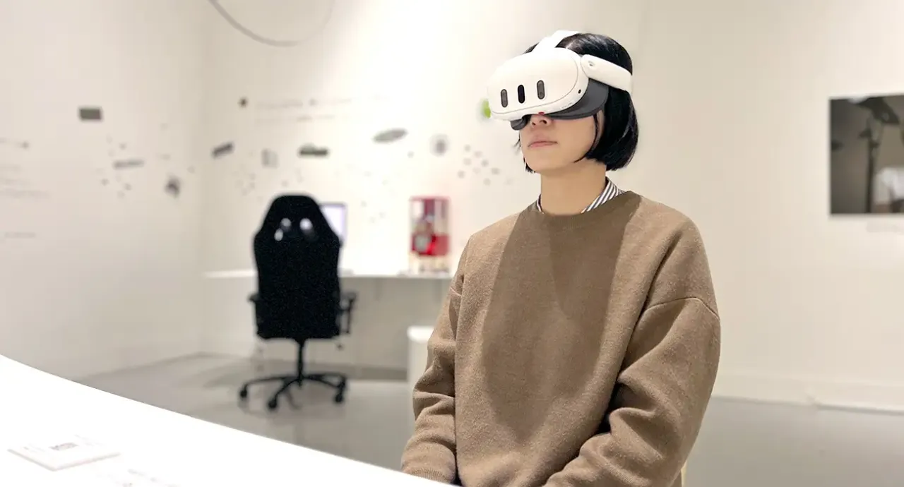 VRゴーグルをつけて疑似体験をしている人の写真。