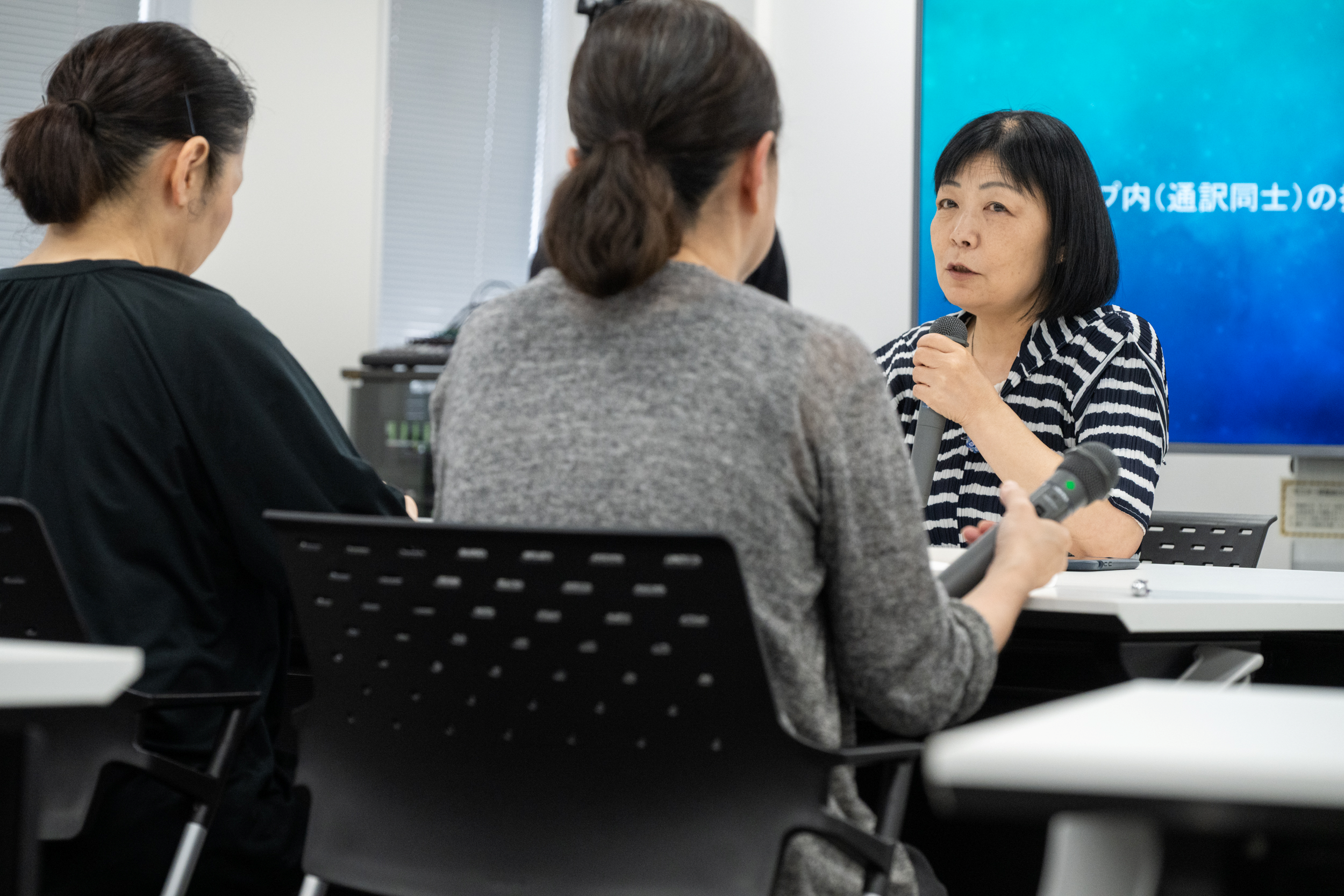 講師が受講生に講評している様子の画像