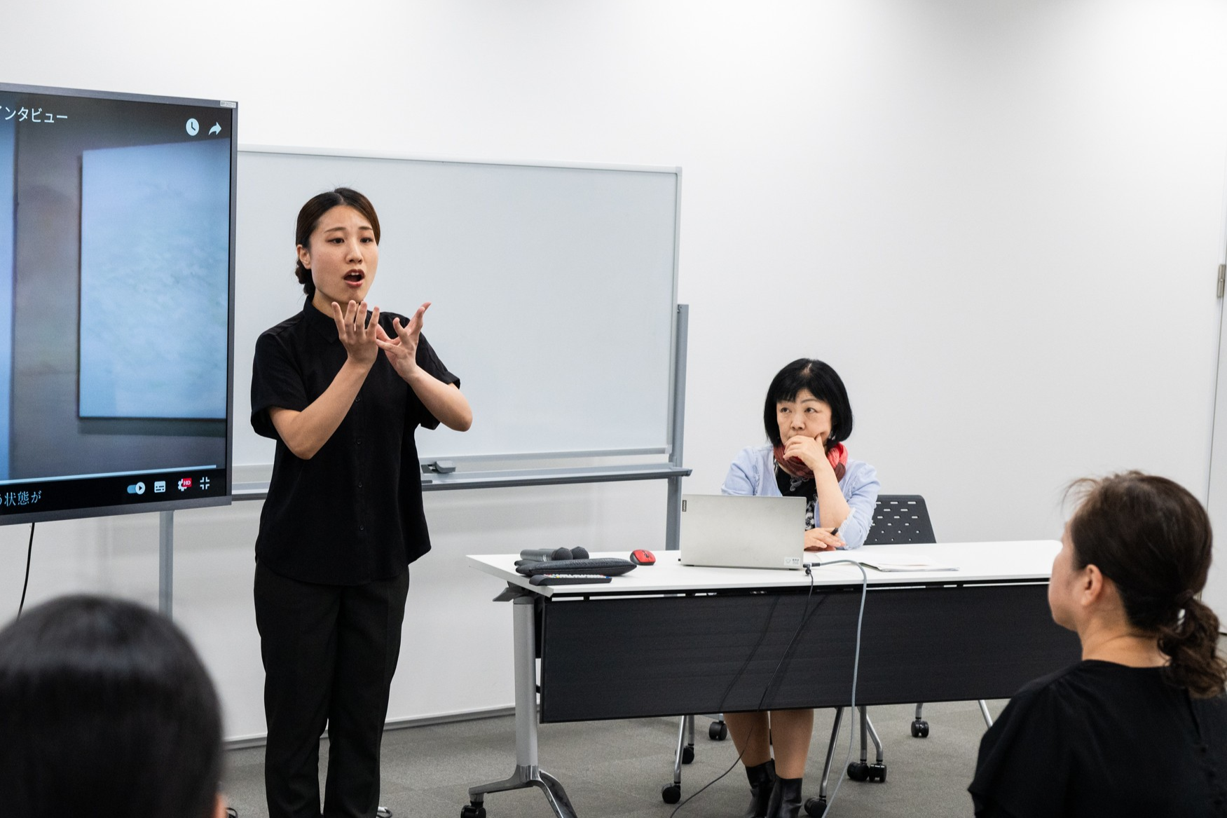 生徒が前で動画の手話通訳をする様子