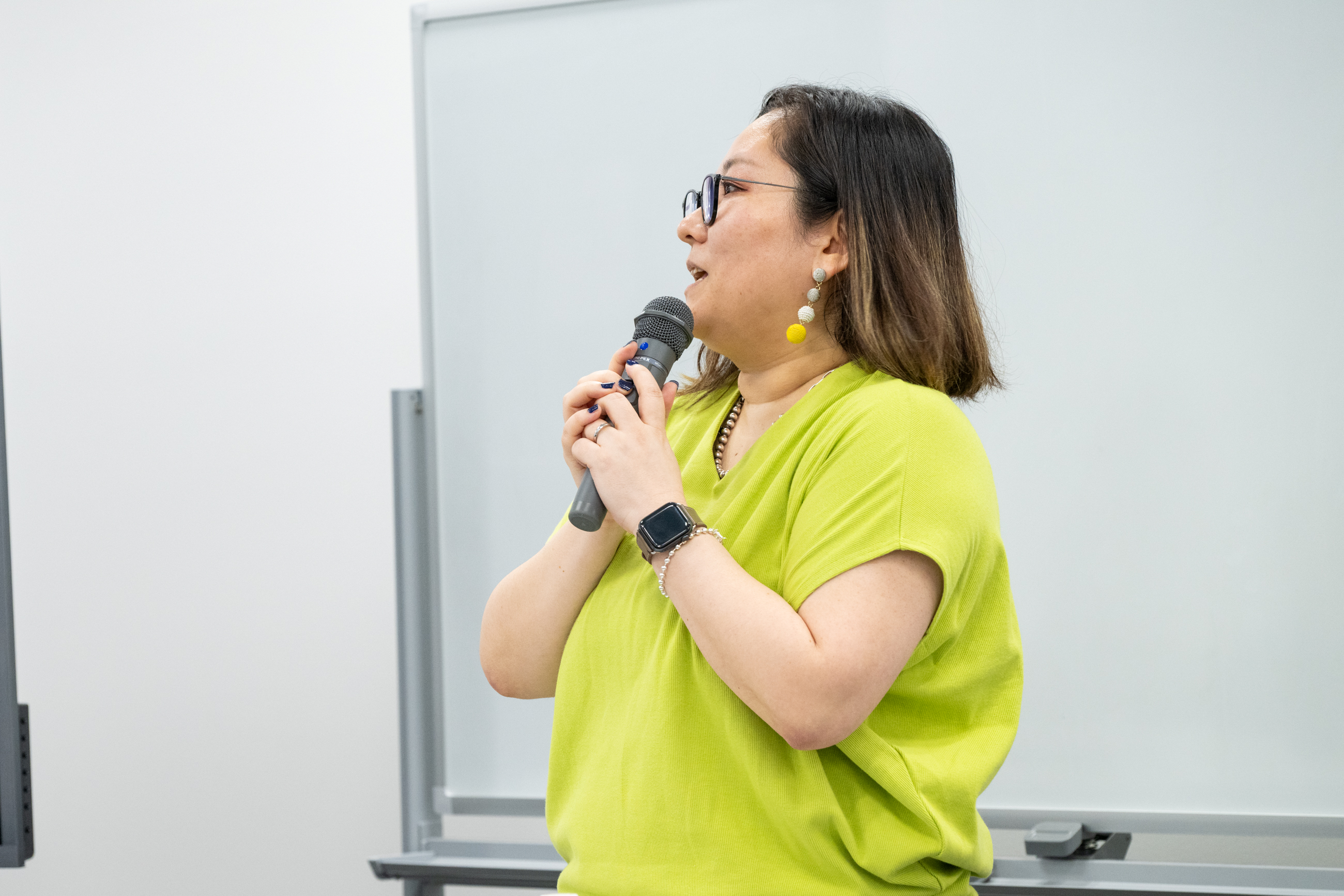 米内山陽子氏がマイクを持ち講義をしている様子
